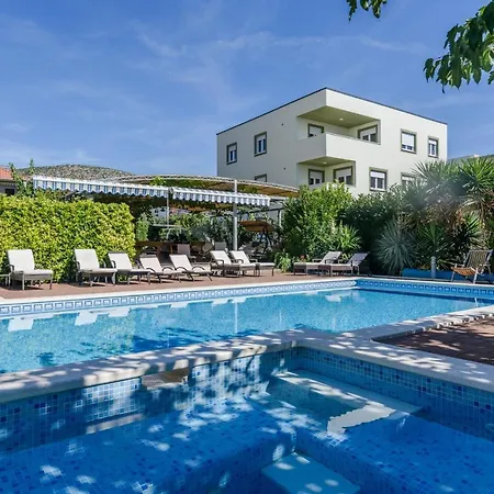 Family-friendly With Swimming Pool - 16509 아파트 트로기르