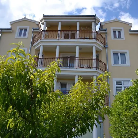 Family-friendly With Swimming Pool - 16509 아파트